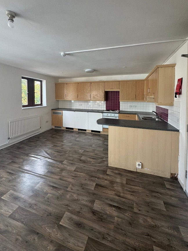 Medium Double Bedroom - Great Location Main Photo