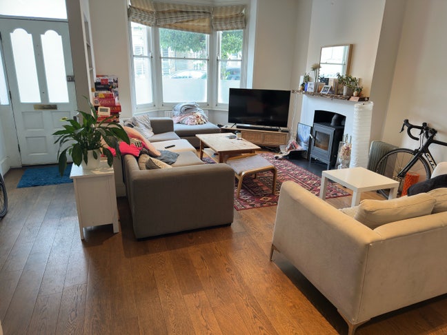 En-suite Double Bedroom in Spacious House! Main Photo