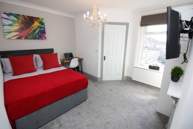 🏡 Modern Double Room – Heart of Swindon Town  Main Photo