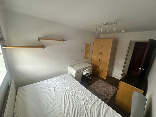 Popular LS6 Room Available Now Main Photo