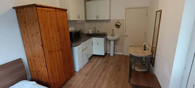 Studio and double room to rent Main Photo