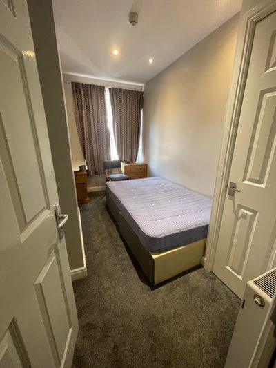 Perfect Room for One in Heart of LS6 Main Photo
