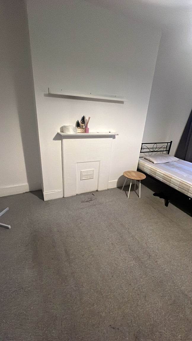 Double bedroom in friendly shared house  Main Photo