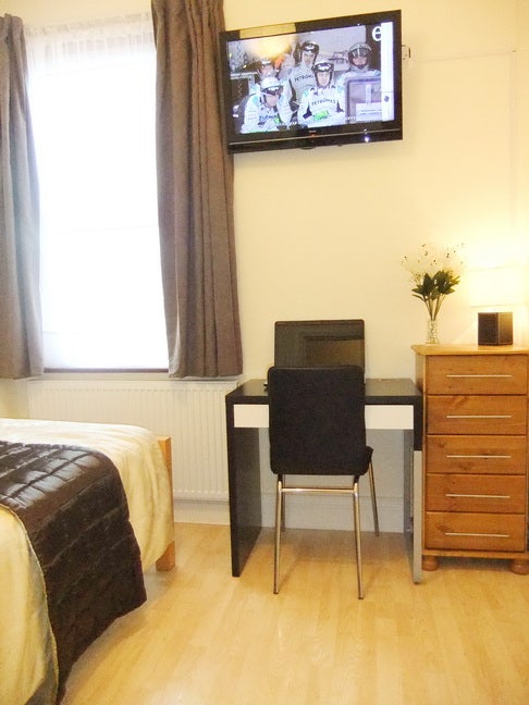 Lovely Bright Room with TV. ~10min to City. Zone 2 Main Photo