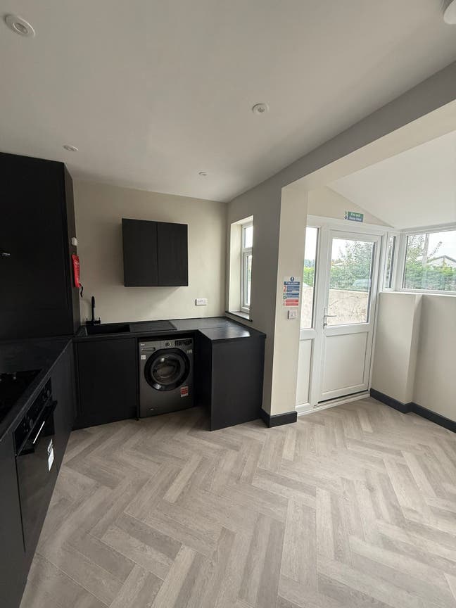 Modern Single & Double Rooms with En-Suites Main Photo