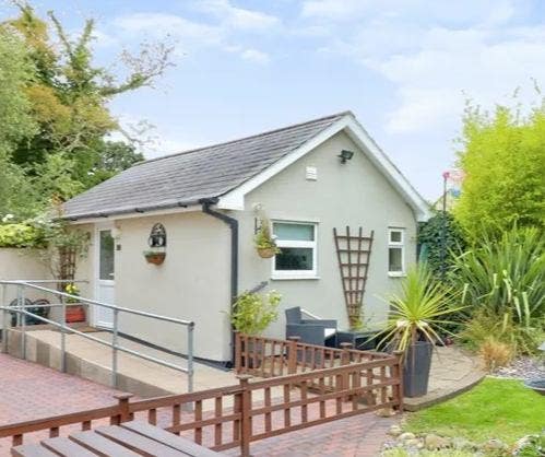 Beautiful one bed annex  Main Photo