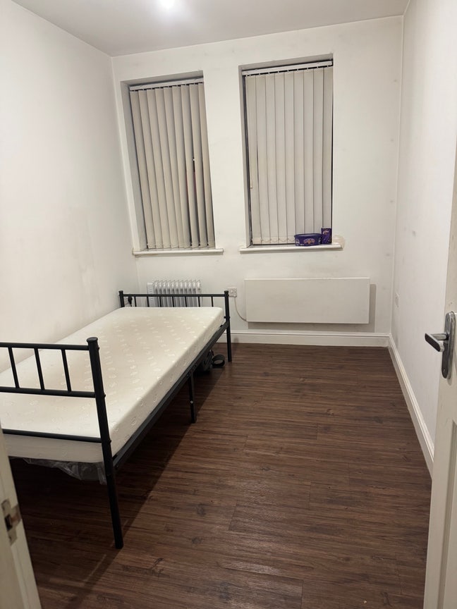 Single room available  Main Photo