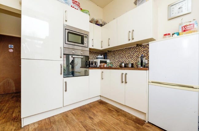 Large Double Bedroom Sheffield S5 Main Photo