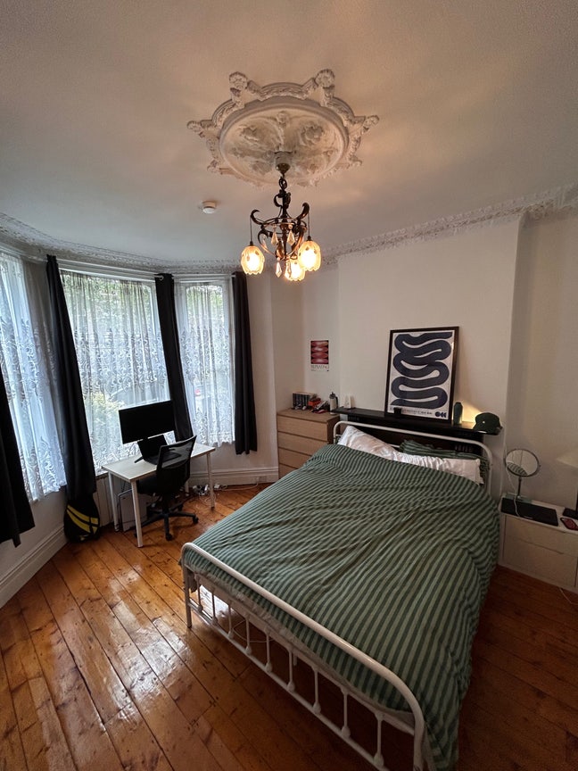 Double Room in leafy Parsons Green Main Photo