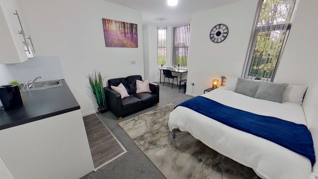 Self-Contained Studio Flats Central Location 🏠  Main Photo