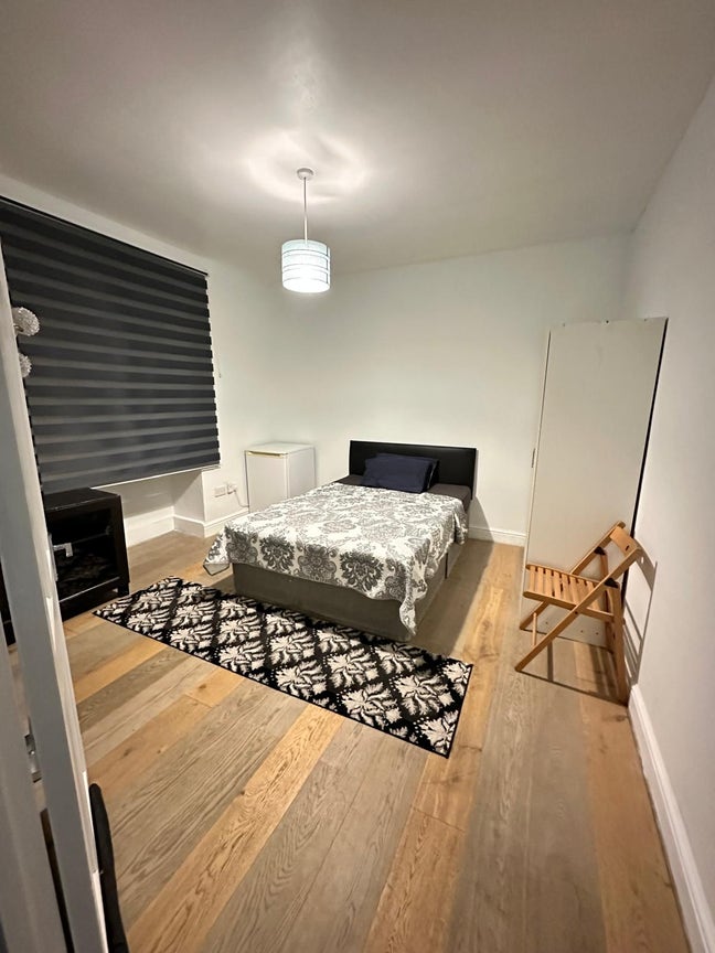 Double room for rent in Leyton family house  Main Photo