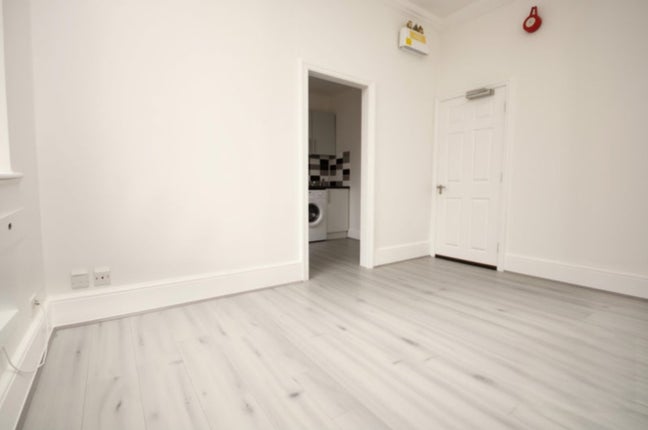 Self contained studio flat with separate kitchen Main Photo