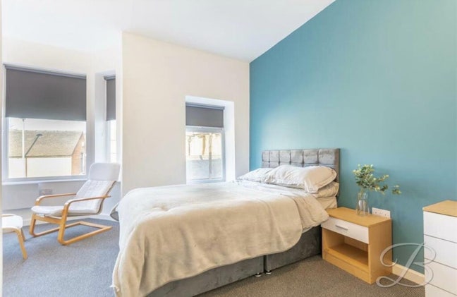 Available!  Modern En Suite Room. Car Park.  Main Photo