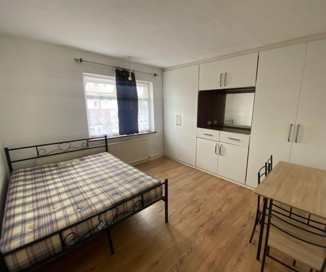 Spacious double room for a couple, peaceful area Main Photo