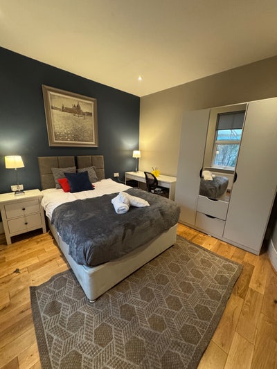 Q Place | Woodford Road Double and single room Main Photo