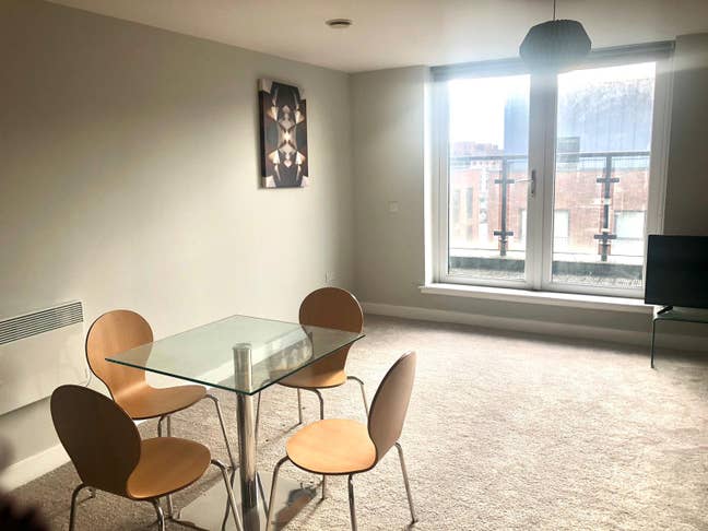 Central MCR, Sunny, Modern flat with 8m balcony Main Photo