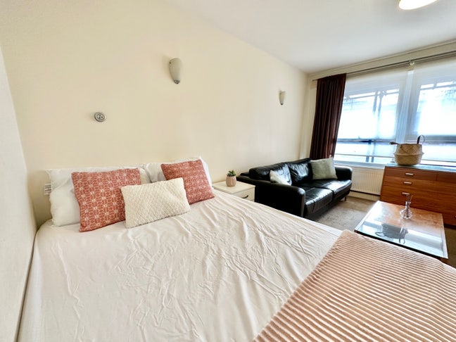 Room available in great location  Main Photo
