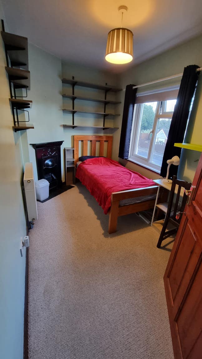 Lovely single bedroom loads of storage. Main Photo