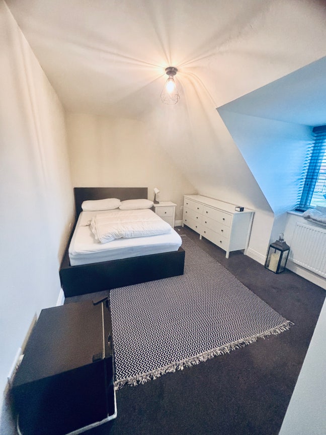 Double Room with Private Shower - Bills included Main Photo