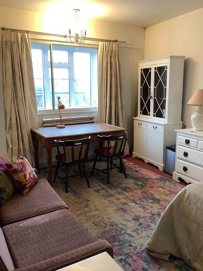 Bright, spacious room near tube Main Photo