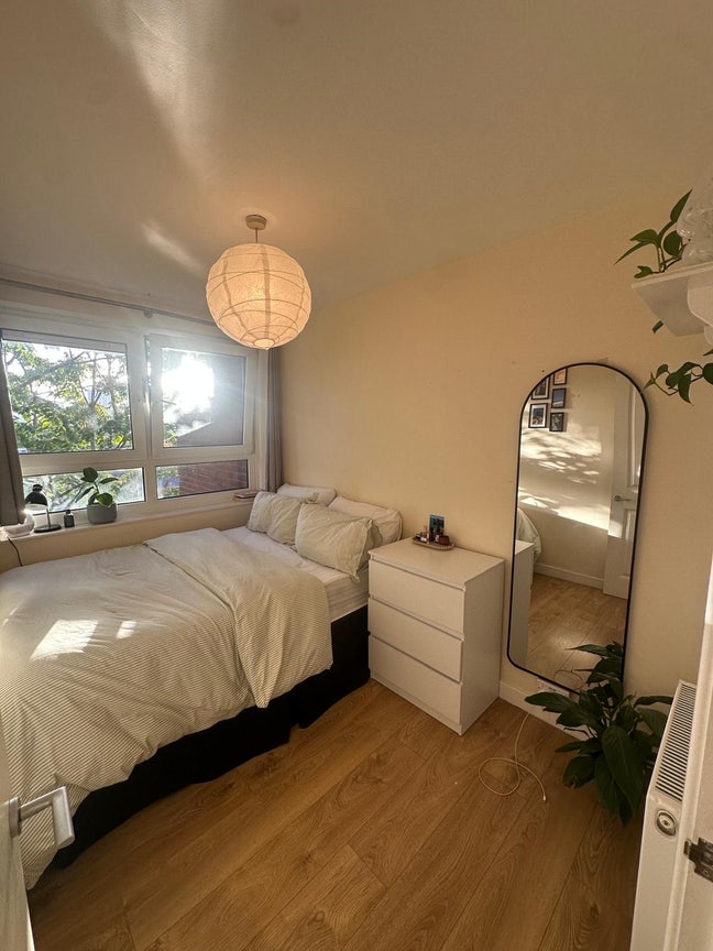 Bright Room Available in friendly Battersea 3 Bed Main Photo