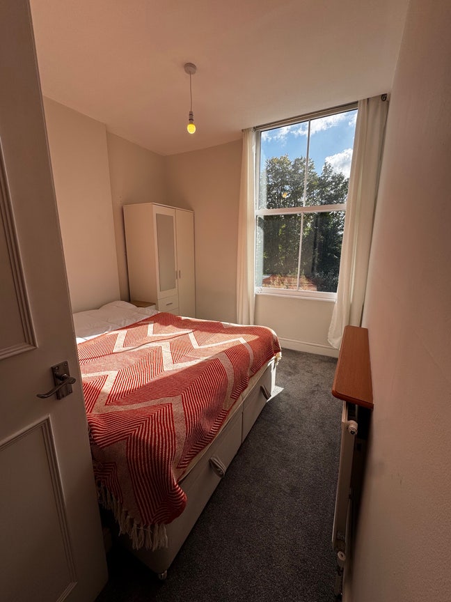 Bright Double Room with Own Bathroom - women preferred Main Photo
