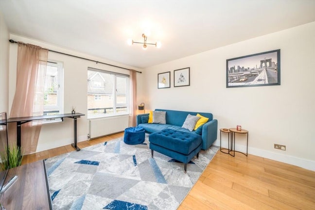 1-bed flat Oval for short let (December) Main Photo