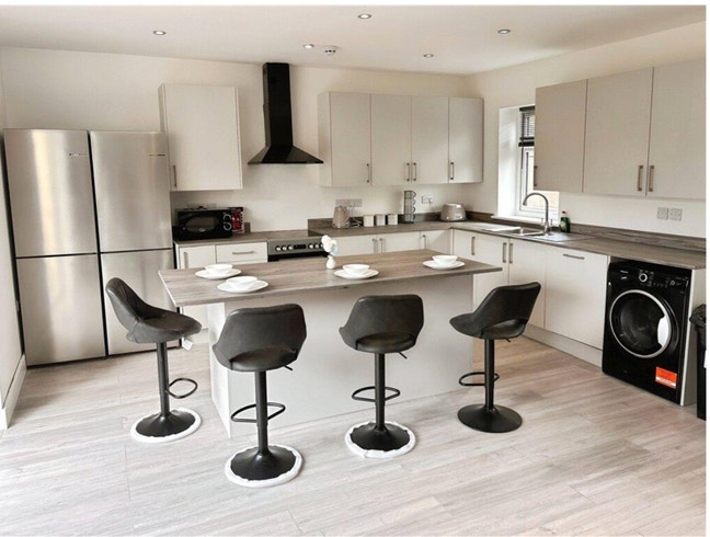 Luxury home in Sunbury on Thames- Bills included  Main Photo