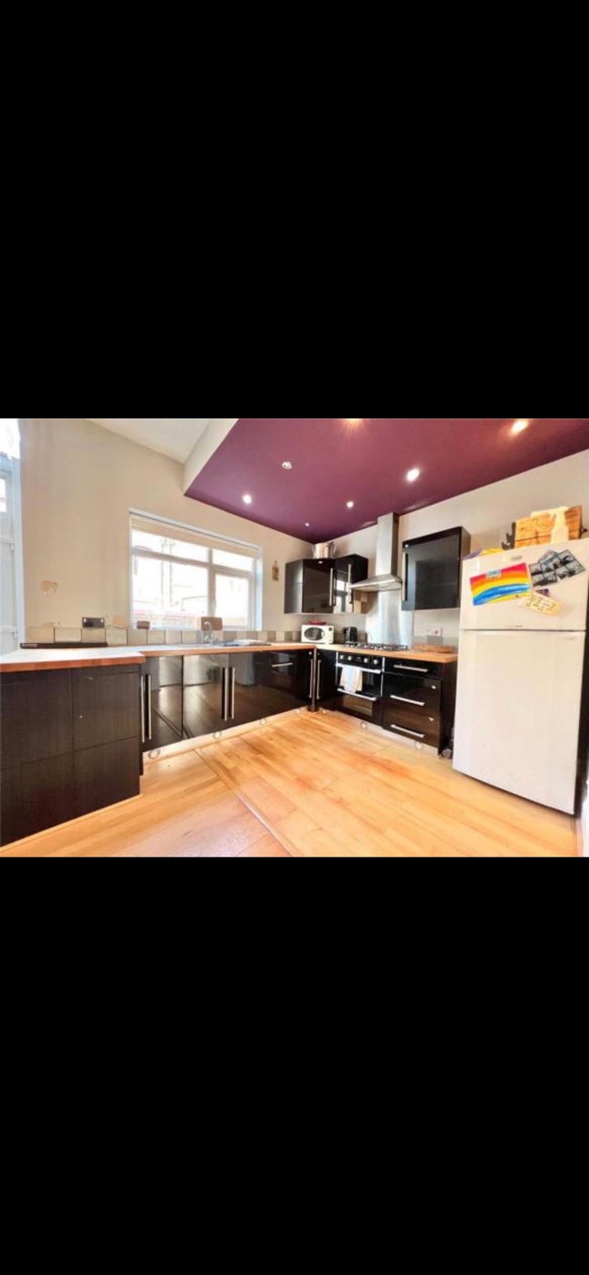 LARGE double room with en-suite and shower Main Photo
