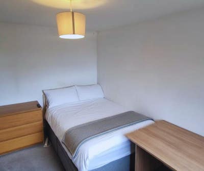 Double room to rent in large shared home Main Photo