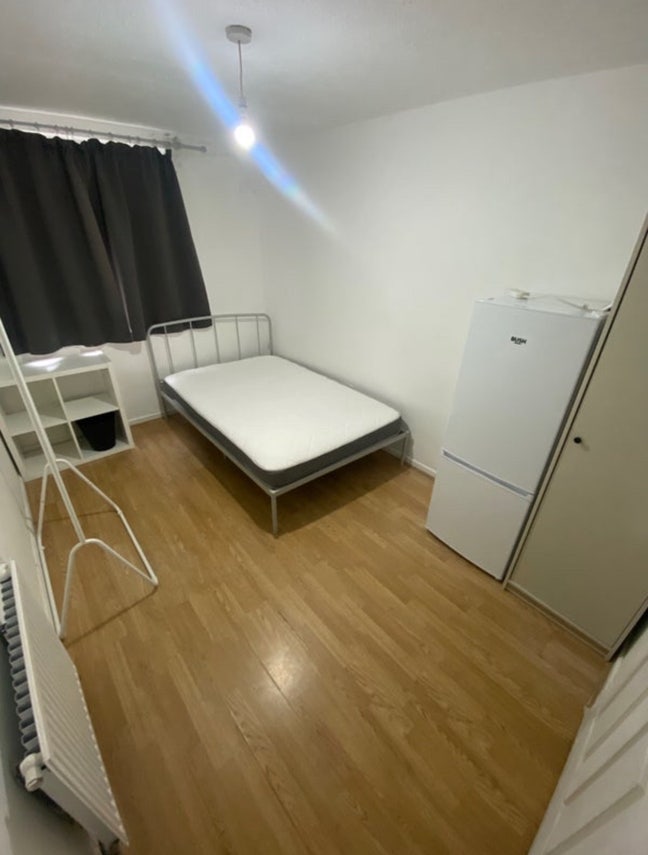 Double Room🤩All Bills Included -Own Fridge in Room Main Photo