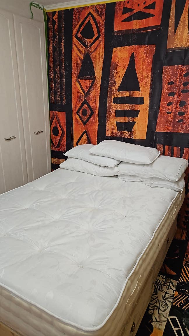 Fully furnished room available  Main Photo