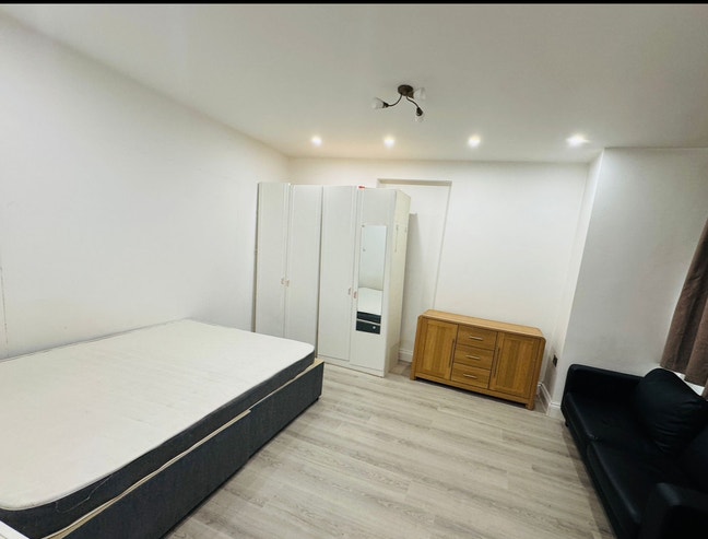 Large room for rent Main Photo
