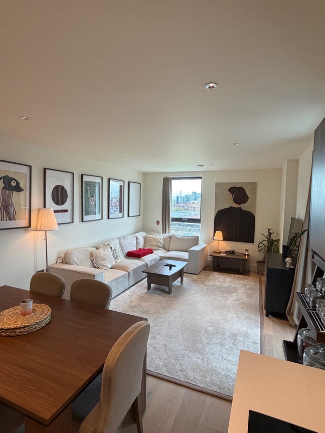 Modern Room with Private Bathroom in Battersea Main Photo