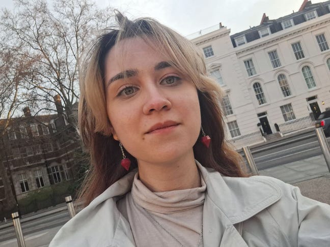 I am a professional female aged 23. I am look... Main Photo