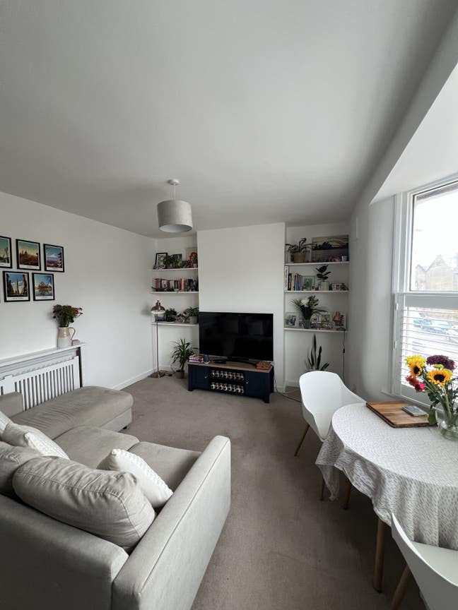 Modern Double Room  – 5 Min to Earlsfield Station Main Photo