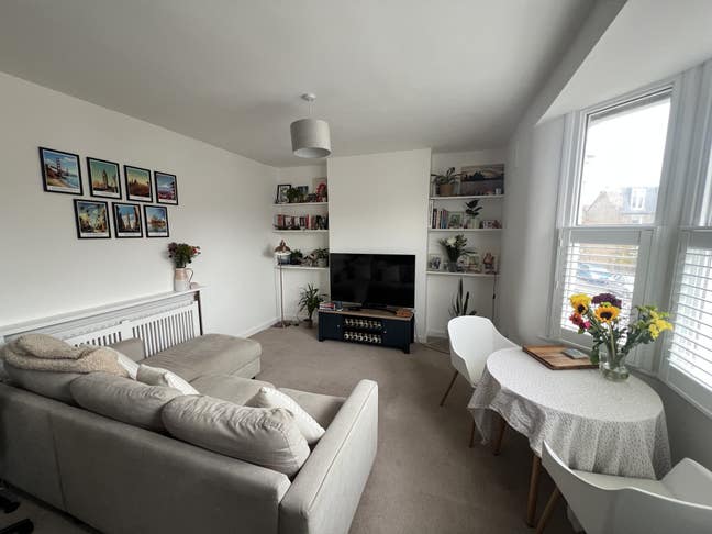 Modern Double Room  – 5 Min to Earlsfield Station Main Photo