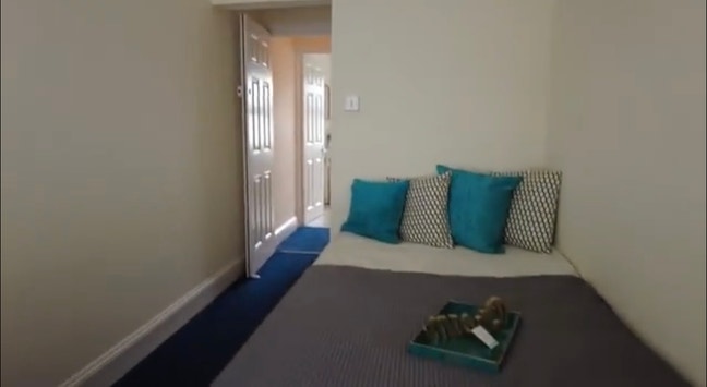 A room available in a house Main Photo
