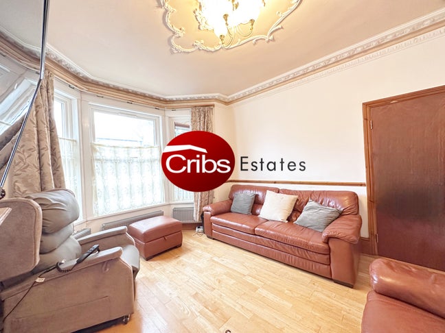 4 bedroom house available in SE18 Main Photo