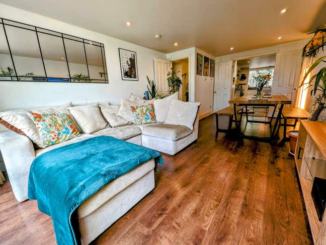 Well Presented Apartment with Garden Main Photo