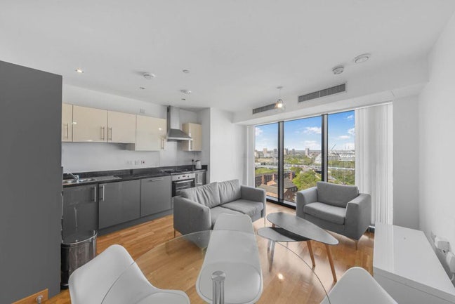 Luxury 1-Bed Apartment with Stunning Views Main Photo