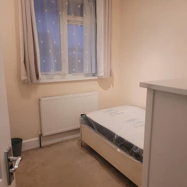 Single Room is available for rent - LU4 8LT Main Photo