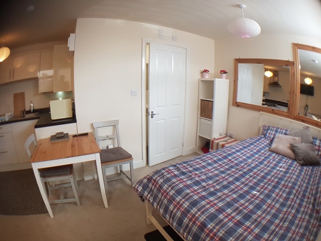 Well equipped studio, ready access to city centre Main Photo