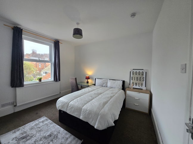 ***Large Double room in town centre** Main Photo