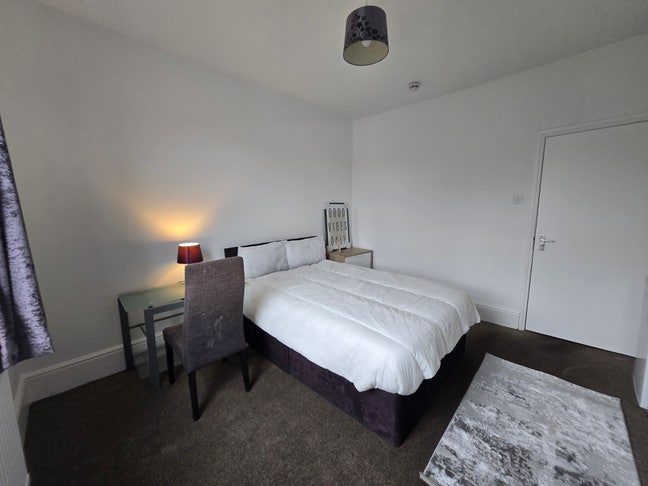 ***Large Double room in town centre** Main Photo