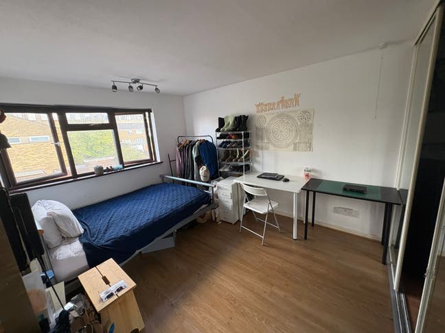 1 Large double bedroom to rent in house share  Main Photo