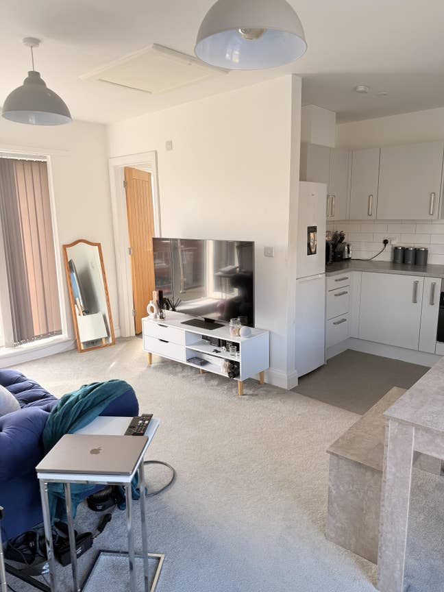 One bedroom house, two balconies- Essex Main Photo