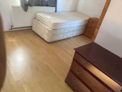 One single bed room available  Main Photo