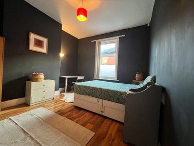 Big Room in City Centre Main Photo
