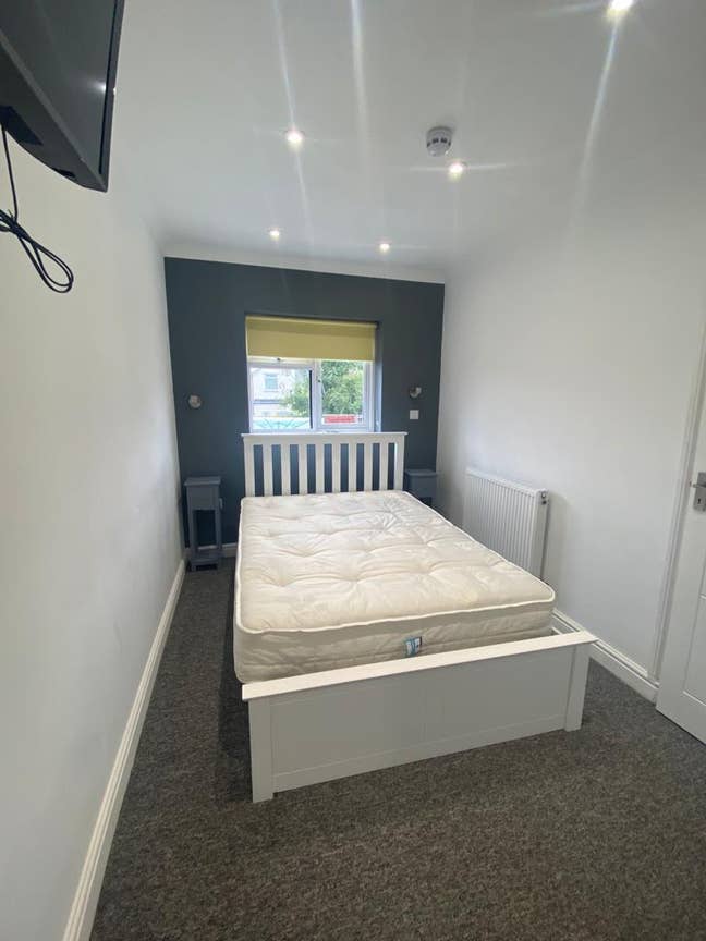 Stunning ensuite  - SN1 postcode - TV in room 📺 Main Photo